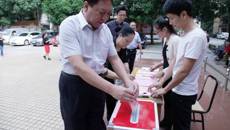 病魔无情  人间有爱——球王会网页版全体师生为败血症患者学生捐爱心款