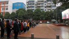 球王会网页版雨中开展宪法晨读活动