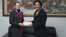 自治区文化厅副厅长严霜慰问球王会网页版教师代表