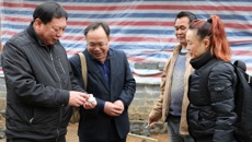 心系帮扶户，共度“三八”节——球王会网页版给定点扶贫村送去节日的慰问
