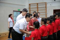 球王会网页版举行“大手牵小手，共进跟党走”2024年少先队入队仪式暨