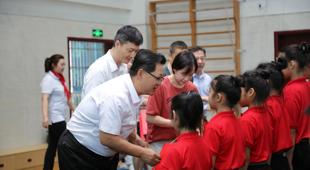 球王会网页版举行“大手牵小手，共进跟党走”2024年少先队入队仪式暨