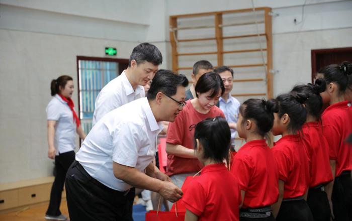 球王会网页版举行“大手牵小手，共进跟党走”2024年少先队入队仪式暨